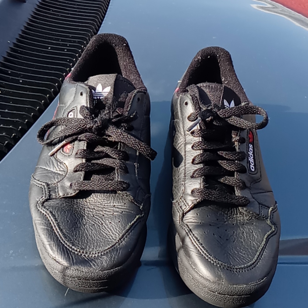 Adidas core black scarlet size 8 in mens